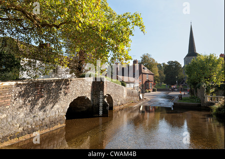 Eynsford ford humped sostenuta piuttosto sposa su fiume Darent Foto Stock