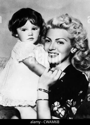 Lana Turner (a destra), e la figlia Cheryl gru, Luglio 8, 1945. La cortesia: Archivi CSU/Everett Collection Foto Stock