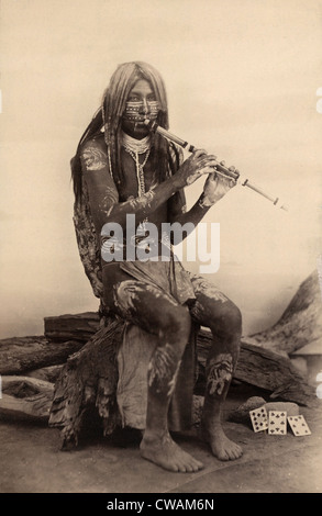 Nativo americana di Quechan (Yuma) tribù riproduzione di un flauto, strumento usato da molti gruppi di Nativi Americani che. 1891. Foto Stock