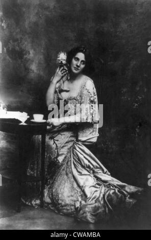 La sig.ra Patrick Campbell, (1865-1940) inglese attrice, tenendo cane. 1901 Foto Stock