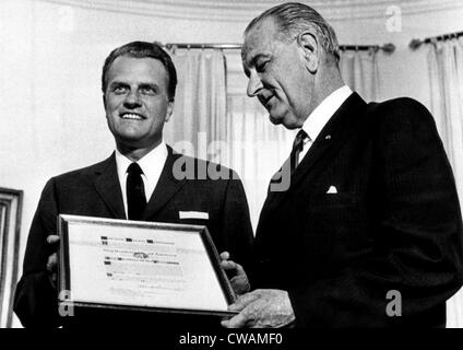 Il presidente Lyndon Johnson presenta l'annuale "Grande Fratello dell'anno" il premio a evangelista Billy Graham. Maggio 10, 1966. Foto Stock