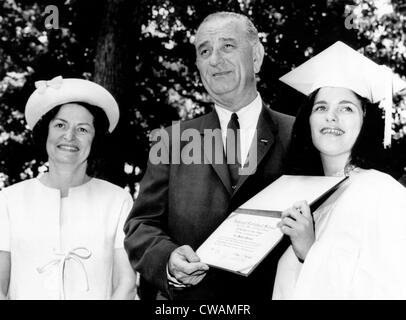 La sig.ra Lady Bird Johnson, Presidente Johnson e figlia Luci dopo la sua laurea dalla Cattedrale Nazionale scuola per ragazze Foto Stock