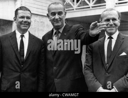 Il presidente Lyndon B. Johnson gesti come egli parla al Segretario alla Difesa Robert McNamara (l) e il Vice Ministro della difesa Foto Stock