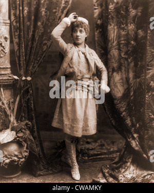 Julia Marlowe (1866-1950), inglese nato actrice americano, come Viola in Shakespeare la dodicesima notte. 1888 foto di Benjamin Falk. Foto Stock