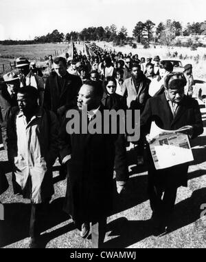 Il dott. Martin Luther King Jr. (centro, anteriore), portando il miglio 54 Marzo in Alabama, 1965.. La cortesia: CSU Archivi / Everett Foto Stock