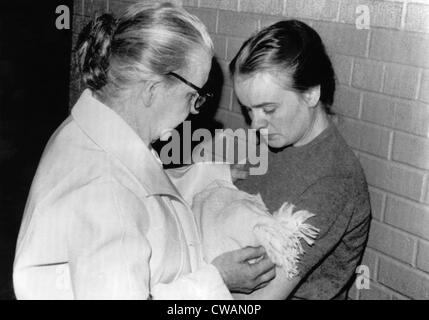 Marguerite Oswald, madre di Lee Harvey Oswald, e Marina Oswald, Oswald alla moglie di tenere il loro figlio bambino presso la stazione di polizia Foto Stock