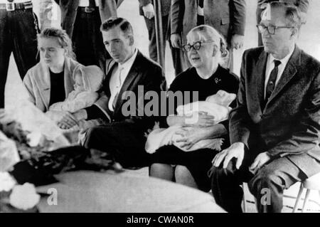 Lee Harvey Oswald i funerali: Marina Oswald, la sua vedova, tenendo la loro figlia giugno, Robert L. Oswald (fratello), Marguerite Foto Stock