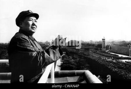 Il presidente Mao Tse Tung, (aka Mao Zedong, 1893-1976), applaudendo le guardie rosse e studenti a Pechino, 19 novembre 1966. La cortesia: Foto Stock