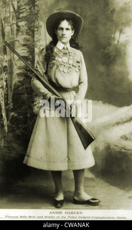 Annie Oakley (1860-1926) American sharpshooter adornato con premi e medaglie in 1899. Foto Stock