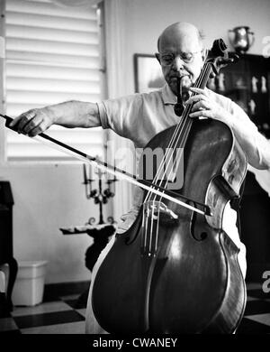 Pablo Casals celebra il suo ottantacinquesimo compleanno da fumo di uno dei suoi 16 ben utilizzati tubi e giocare il suo violoncello. San Juan, Puerto Foto Stock