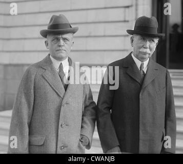 Edward L. Doheny (1856-1935) con il suo avvocato di spicco, Frank J. Hogan. Hogan ha sviluppato la difesa che Doheny aveva preso in affitto il Foto Stock