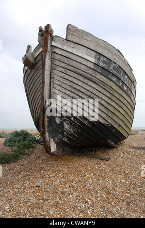 Barca a sinistra a marcire per Dungeness beach Foto Stock