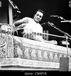 Ravi Shankar, musicista, compositore, interprete e studioso, ritratto, 1960s. La cortesia: CSU Archivi / Everett Collection