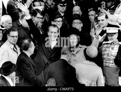 Centro, sventolando: U.S. Il presidente Richard Nixon, First Lady Pat Nixon, lasciando la piattaforma alla fine della cerimonia inaugurale Foto Stock