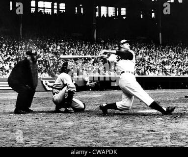 A Bat: Roger Maris dei Cleveland Indians, 1957.. La cortesia: CSU Archivi / Everett Collection Foto Stock