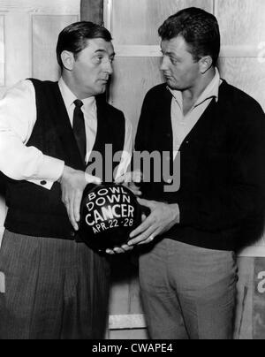 Attore americano Robert Mitchum e suo figlio, Jim Mitchum, discutendo di 'boccia verso il basso il cancro settimana", una settimana lungo il bowling e il cancro Foto Stock