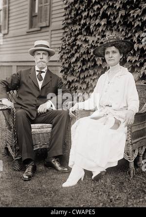 Charles Evans Hughes (1862-1948), il Repubblicano candidato presidenziale, con la moglie Antonietta Carter Hughes, nel 1916. Foto Stock