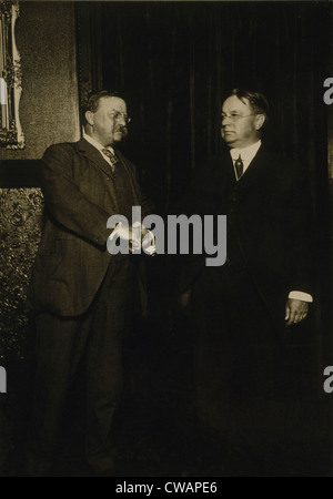 Theodore Roosevelt e Hiram Johnson, stringono le mani dopo essere stato nominato come candidati presidenziali per il progressivo o Foto Stock