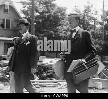 Harry Thaw (1871-1947), assassino di Stanford bianco, con gentiluomo non identificato, probabilmente uno dei suoi avvocati. Ca. 1907-1909. Foto Stock