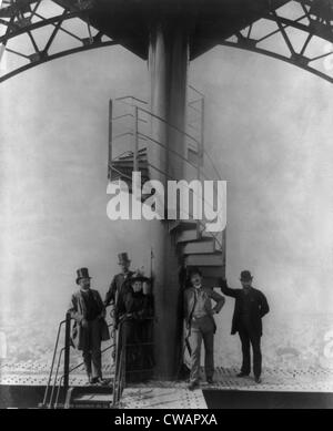 Gustave Eiffel e altri quattro al vertice della Torre Eiffel, durante l'Esposizione di Parigi. Ca. 1889. Foto Stock