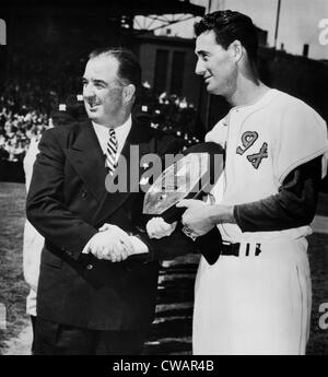 Commissario di Baseball Albert B. Chandler, presenta il Most Valuable Player award per Ted Williams dei Boston Red Sox, Aprile Foto Stock