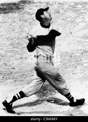 Ted Williams dei Boston Red Sox, 11 Ago, 1958 Ted Williams ottiene Batting Practice colpendo pompelmi piantato da Red Xox Foto Stock