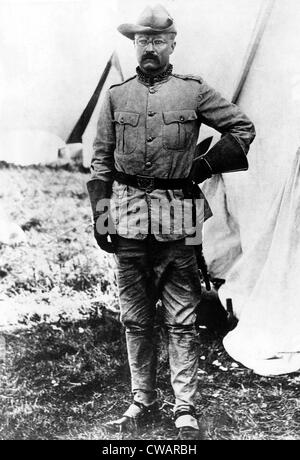 Il colonnello (e futuri Stati uniti Presidente) Theodore Roosevelt, (1858-1919), sul dazio in campo durante la guerra ispano-americana, Foto Stock