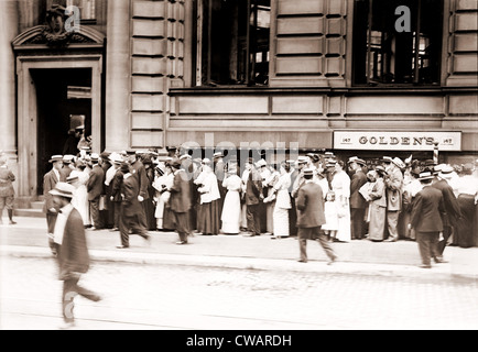 Una lunga fila di uomini e donne la linea fino a una corsa sul tedesco della banca americana di New York City. Ca. 1905-1915. Foto Stock
