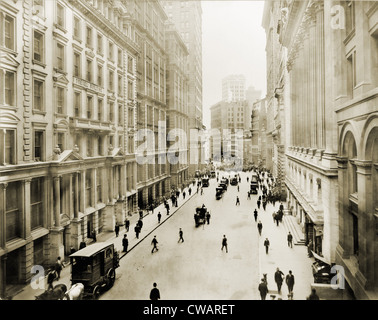 Visualizza in basso Broad Street dalla sua intersezione con Wall Street. A destra sono le colonne del New York Stock Exchange. Più lontano Foto Stock