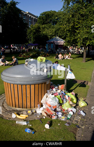 Traboccante spazzatura in Princess Gardens Edinburgh. Foto Stock