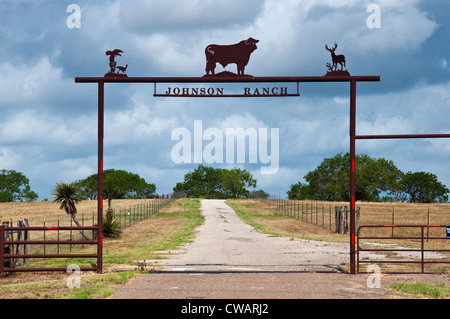 Ferro battuto ranch gate sulla autostrada US-59 SW di George West in Live Oak County, Texas del Sud pianure regione, Texas, Stati Uniti d'America Foto Stock