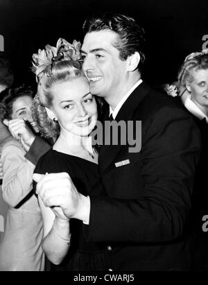 Anne Shirley, Victor Mature, celebrando il loro impegno, Hollywood, California, 28 ottobre 1943.. La cortesia: CSU Archivi / Foto Stock