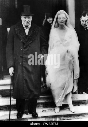 Winston Churchill accompagnatrici di sua figlia, Diana Churchill, alla chiesa il giorno delle nozze, 1932.. La cortesia: CSU Archivi / Foto Stock