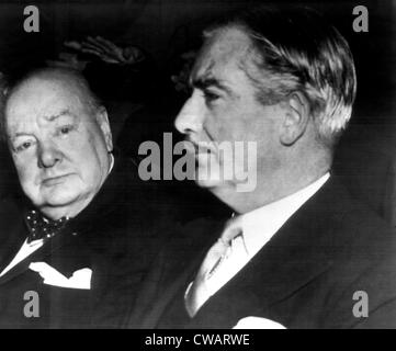 Winston Churchill e il Primo Ministro britannico Anthony Eden. ca.1952. La cortesia: Archivi CSU/Everett Collection Foto Stock