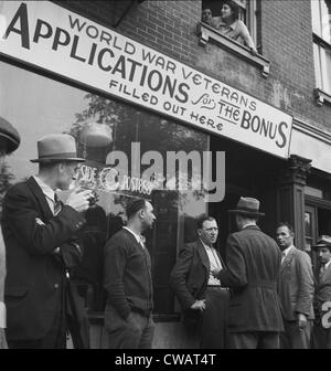 I Guerra Mondiale Veterani sostare davanti a un New York City Post Office, per compilare le applicazioni per il loro lungo promesso bonus. Foto Stock