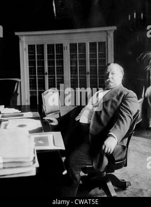 William Taft, (1857-1930), U.S. Presidente 1909-1913, alla sua scrivania nella Casa Bianca di Washington D.C., 1910.. La cortesia: CSU Foto Stock