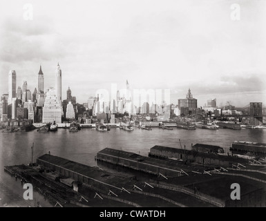 New York skyline della città da Brooklyn nel 1931. Il cantante (a sinistra del centro con sommità arrotondata) e Woolworth (centro) edifici, Foto Stock