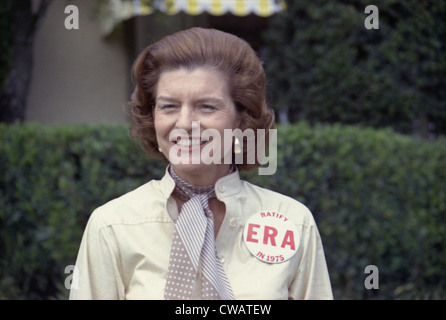 La First Lady Betty Ford sport un pulsante esprimendo il suo sostegno alla ratifica della parità dei diritti Emendamento n. Febbraio 26, Foto Stock