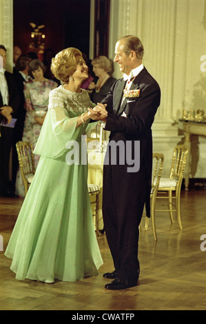 La First Lady Betty Ford e del Principe Filippo dance dopo lo stato di una cena in onore della regina Elisabetta II e del principe Filippo. 7 luglio Foto Stock