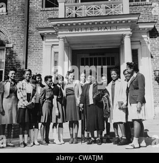 Dott.ssa Maria Bethune (1875-1955) a dire addio a un gruppo di studenti dopo aver rinunziato come presidente del collegio Bethune-Cookman Foto Stock