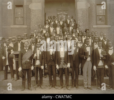 Formalmente vestiti americano africano gli uomini posano con derbies e top cappelli, e banner etichettato camerieri europea in Georgia, ca. 1899. Foto Stock