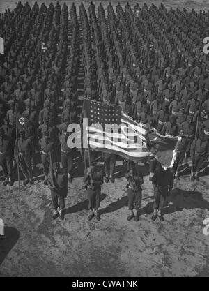 Stati Uniti Esercito xli progettisti in parata a terra a Fort Bragg, North Carolina, marzo 1942. Nell'esercito segregato, molti paesi africani Foto Stock