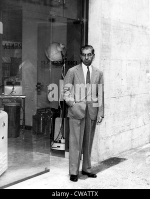 Charles Lucky Luciano in piedi nella parte anteriore della sua elettrici Apparecchi medici Shop a Napoli, 1955. La cortesia: CSU Archivi / Foto Stock