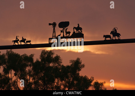 Segni di ferro battuto al cancello ranch all'alba vicino a San Angelo, Tom Green County, Panhandle Plains regione, Texas, USA Foto Stock