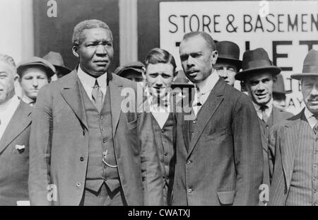 James Weldon Johnson (destra) e Robert R. Morton (sinistra) al funerale di progressiva sindaco Seth bassa nel 1916. Johnson Foto Stock