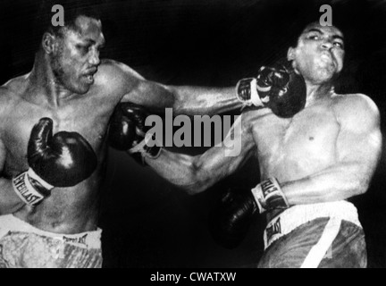 Joe Frazier vs. Muhammad Ali nel loro primo titolo di lotta al Madison Square Garden, 1971. La cortesia: CSU Archivi / Everett Foto Stock