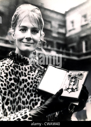 Vanessa Redgrave con la sua C.B.E. Premio, 1968. La cortesia: CSU Archivi / Everett Collection Foto Stock