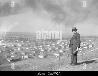 Un armate guardie private veglia su di un acciaio mining company town in Jefferson county, Alabama, nel 1937. Il New Deal supportato Foto Stock