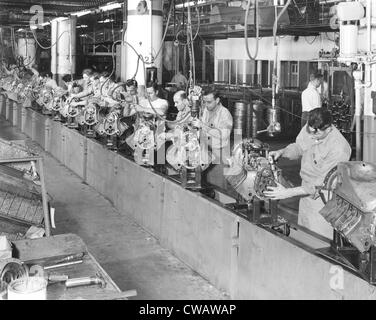 Cadillac linea di assemblaggio, in corrispondenza delle loro auto impianto di fabbricazione, Detroit, Michigan, Novembre 23, 1954. La cortesia: Archivi CSU/Everett Foto Stock