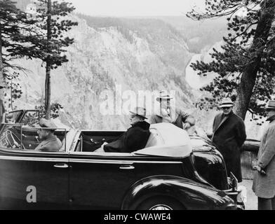 Il presidente Franklin Roosevelt (1882-1945), confinato nella sua automobile a Artist Point, il Parco Nazionale di Yellowstone, con il suo Foto Stock